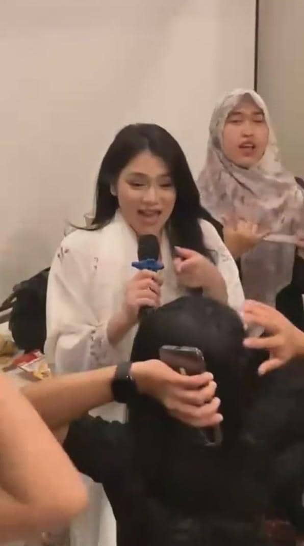 Davina Karamoy asyik nyanyi dan joget dangdut saat acara buka bersama bareng para fans