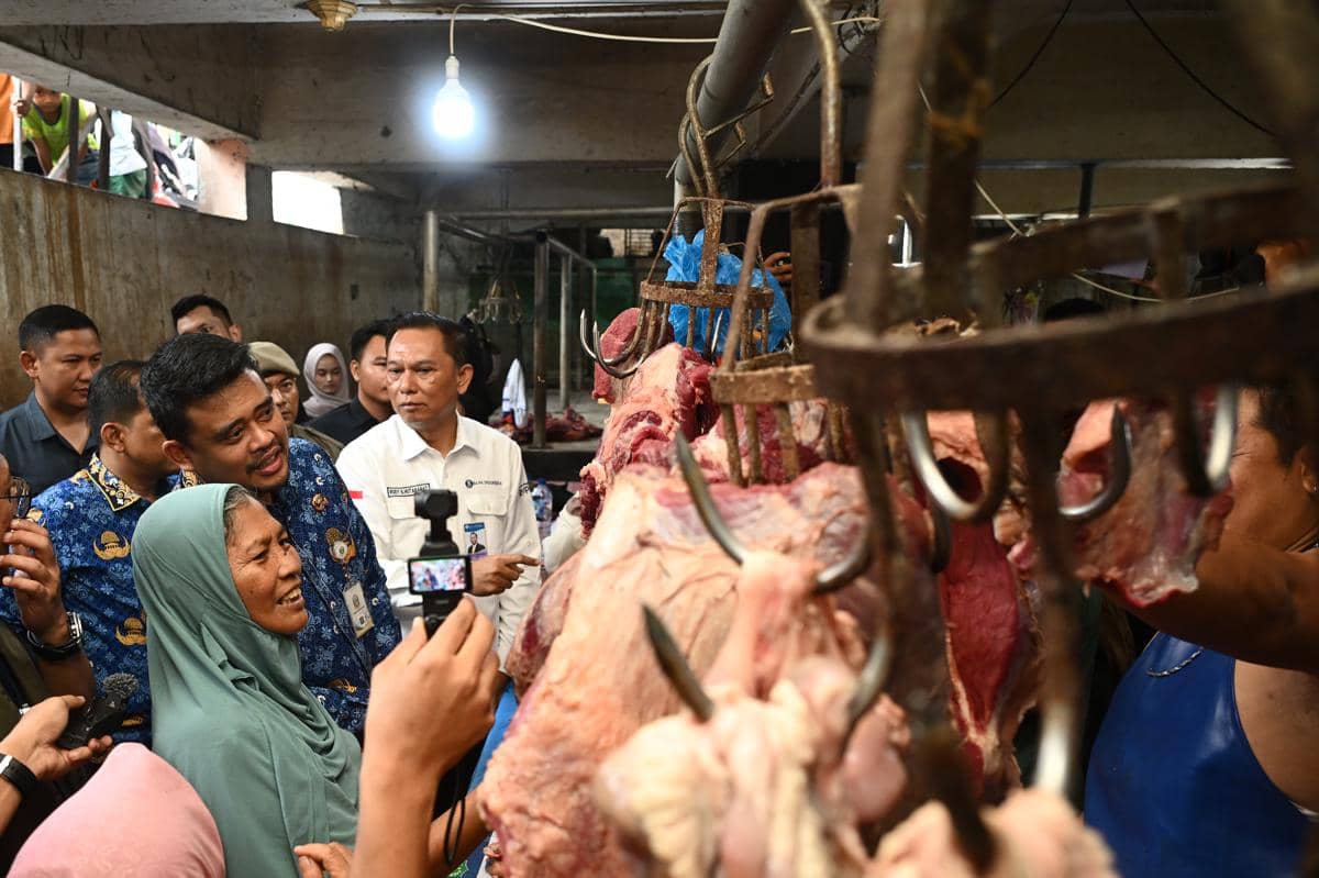 GUBERNUR SIDAK HARGA PANGAN DI PASAR SUKARAMAI -2.jpg.jpeg