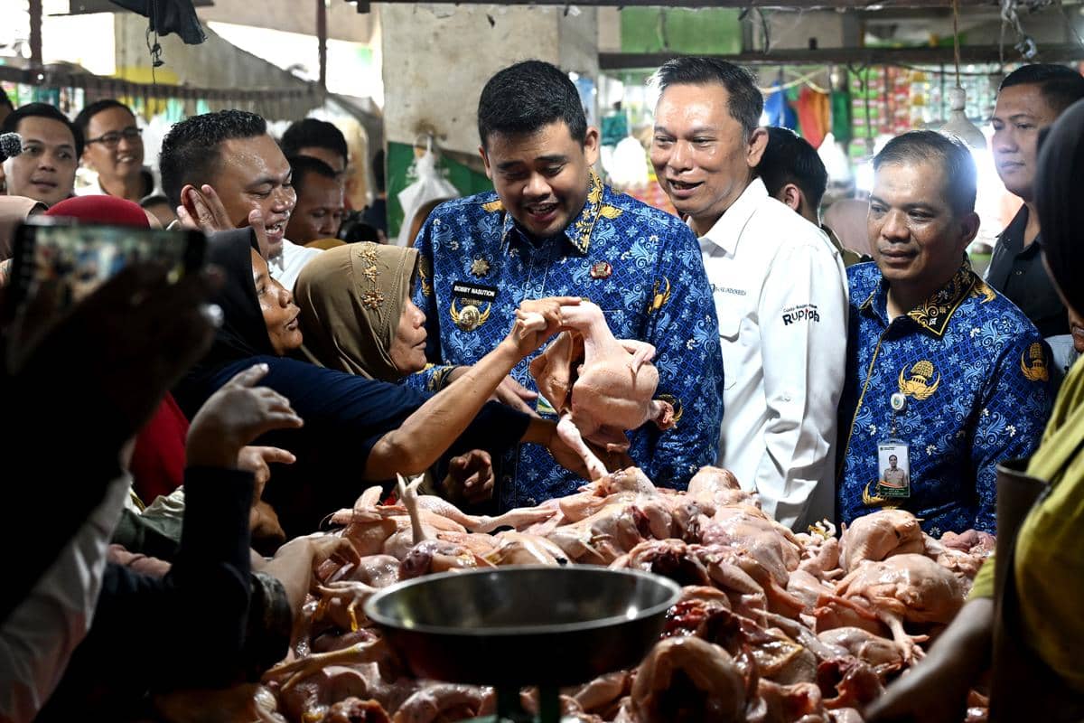 GUBERNUR SIDAK HARGA PANGAN DI PASAR SUKARAMAI -11.jpg.jpeg