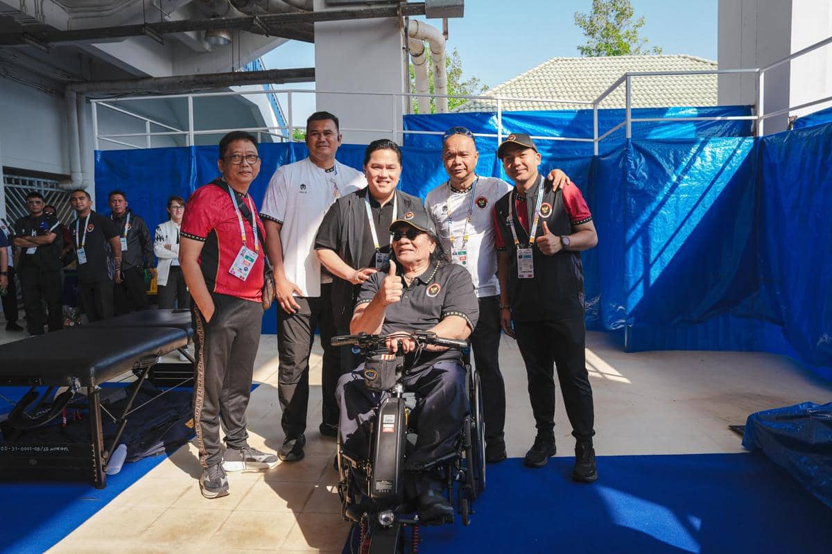 Menpora Erick Thohir (kanan) apresiasi perjuangan atlet di ASEAN Para Games 2025