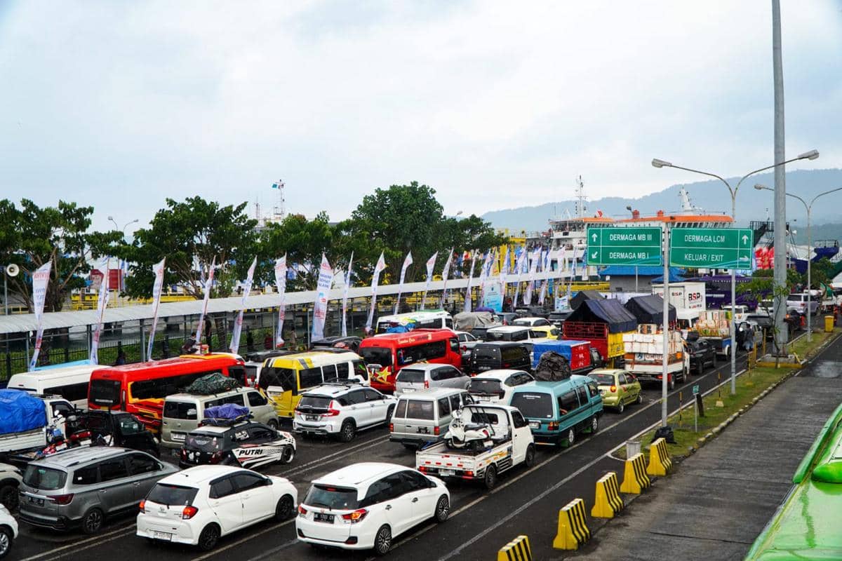 Antrean jelang masuk kapal feri ASDP