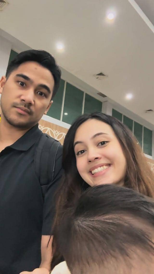 Aktris Anggika Bolsterli berada di bandara untuk berangkat mudik ke kampung halaman