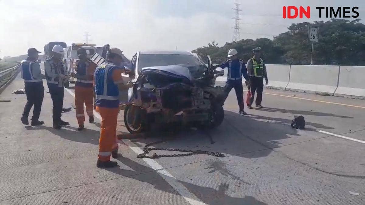 Mobil Pemudik Tabrak Pembatas Tol Ngawi, 1 Penumpang Tewas