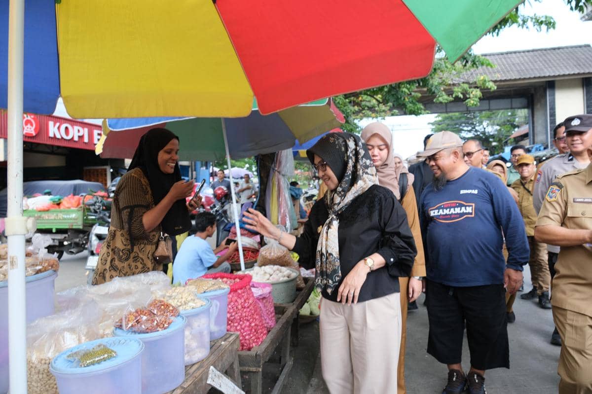 Bupati Gowa, Sitti Husniah Talenrang, memantau harga kebutuhan pokok jelang Hari Raya Idul Fitri di Pasar Minasa Maupa dan Pasar Sentral Sungguminasa, Selasa (17/3/2026). Dok. Humas Pemkab Gowa