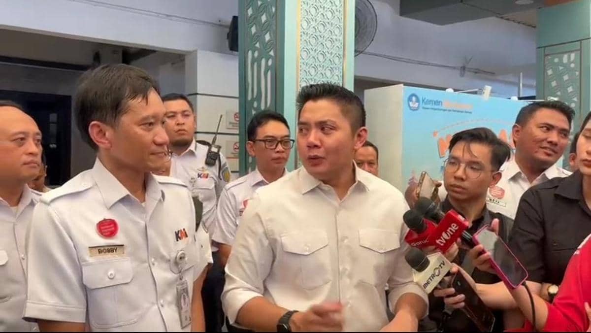 Momen Teddy Tinjau Kereta Kerakyatan Mudik di Stasiun Pasar Senen