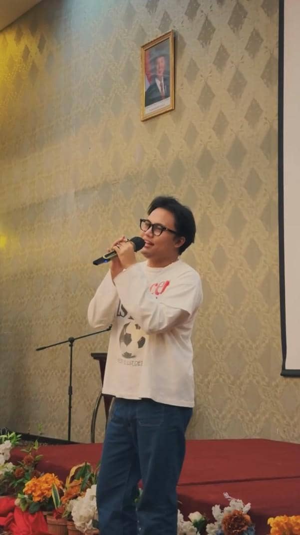 Rizky Febian mempersembahkan nyanyian untuk para fans yang sudah hadir di acara buka bersama bareng RFAS Music