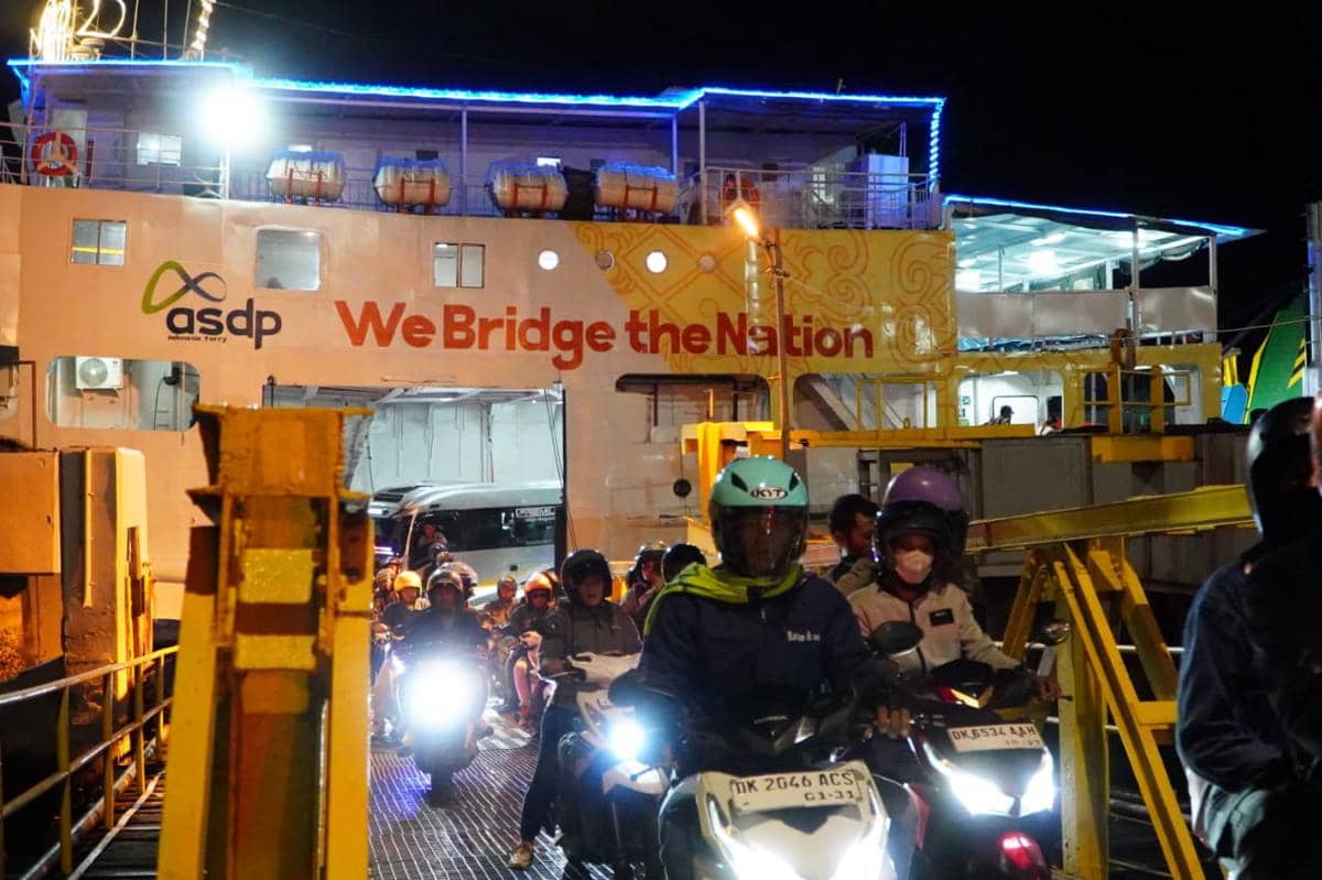 Antrean jelang masuk kapal feri ASDP