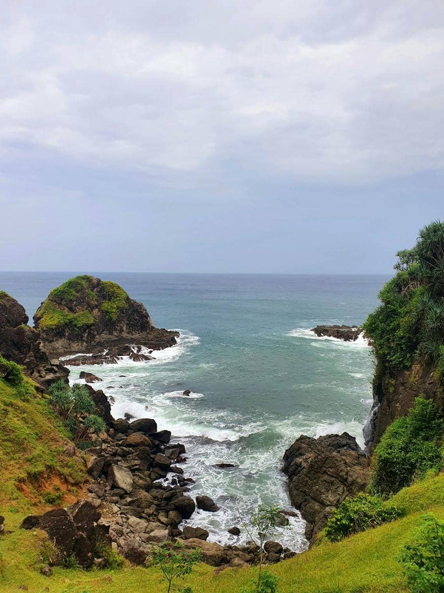 Potret pemandangan pantai dari Bukit Pengilon