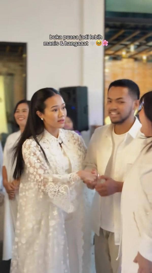 Ekspresi bahagia Yura Yunita ketika bertemu para fans di acara buka bersama Ramadan 2026