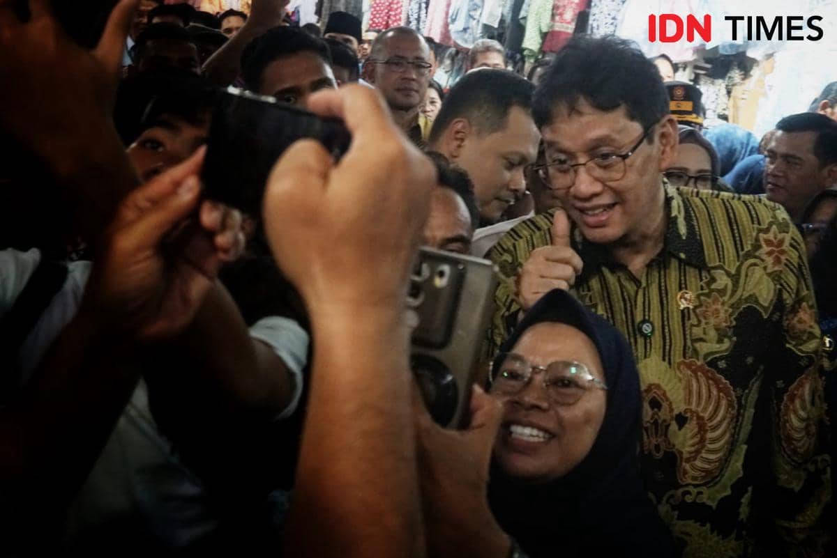 Menkeu Purbaya bersama Gubernur DIY, Sri Sultan Hamengku Buwono X, datang ke Pasar Beringhajo dan Teras Malioboro 1. 