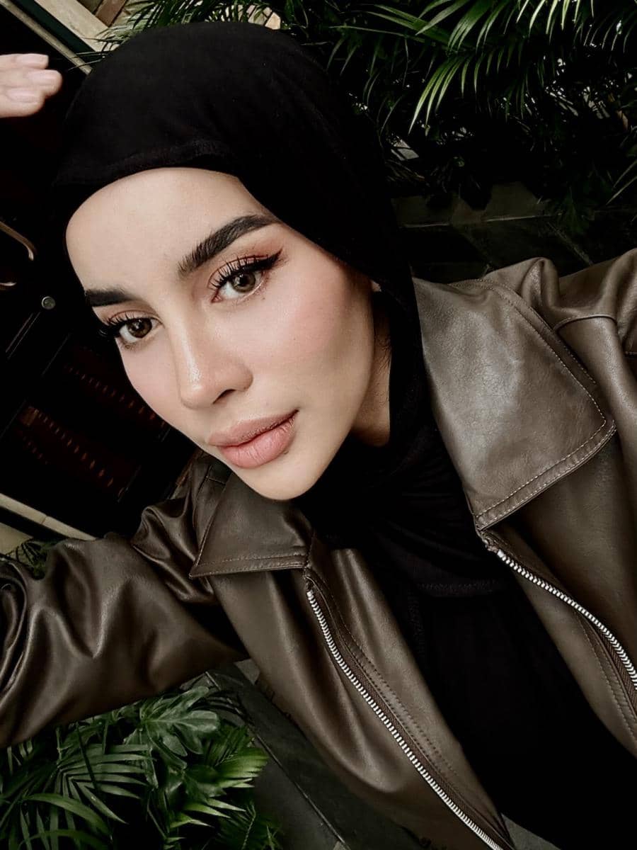 Potret selfie Emy Aghnia dengan busana serba hitam