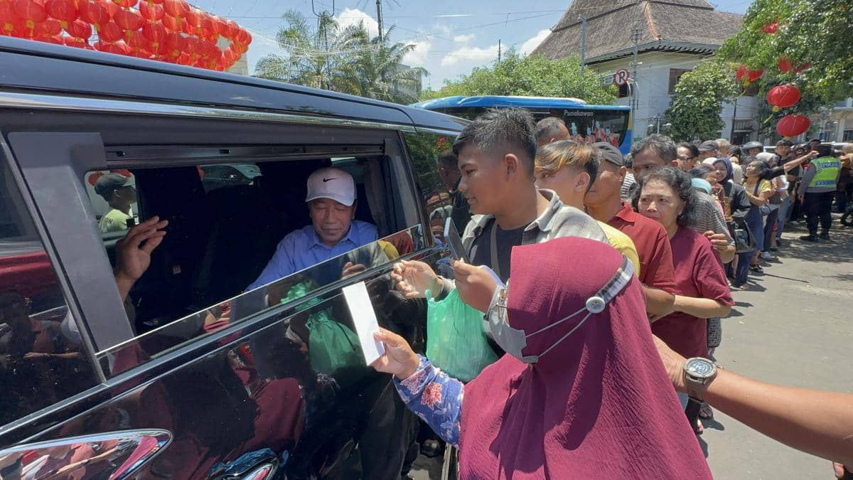 Jelang Lebaran, Jokowi Bagi-Bagi THR dan Sembako di Dua Lokasi Pasar