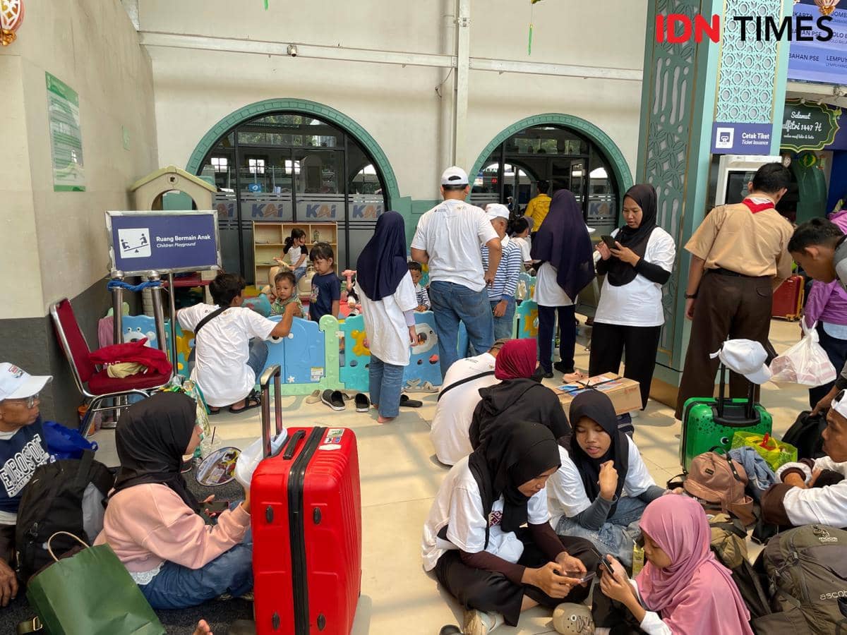 H-4 Lebaran, Pemudik di Stasiun Pasar Senen Membludak