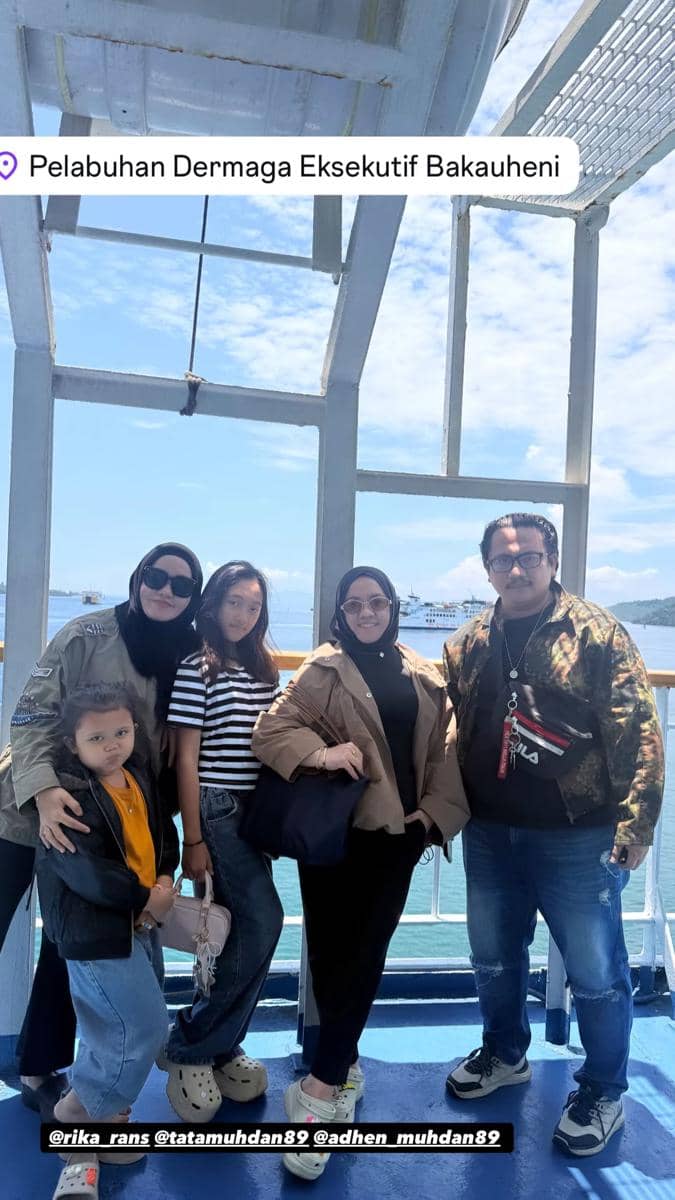 Mbak Lala pengasuh Rafathar dan keluarga sedang berada di Pelabuhan Bakauheni untuk mudik ke Lampung