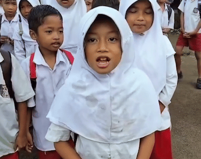 Siswa SD di NTB lantang tagih Presiden Prabowo belum dapat MBG. 