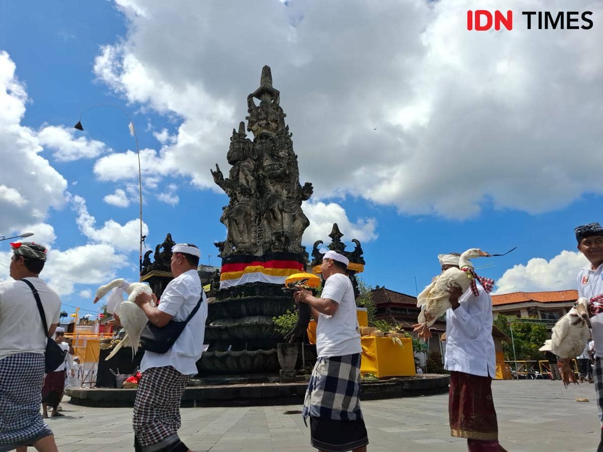 Rangkaian upacara mapepada wewalungan di Klungkung jelang Hari Raya Nyepi. 