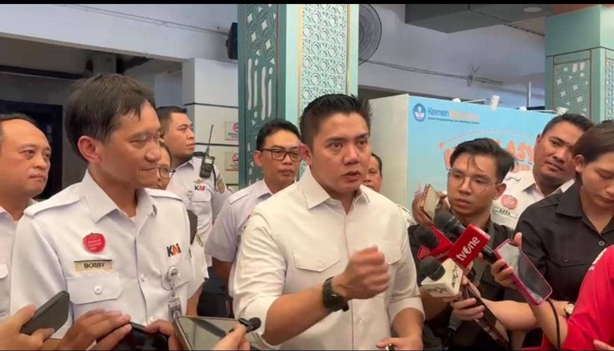 Momen Teddy Tinjau Kereta Kerakyatan Mudik di Stasiun Pasar Senen