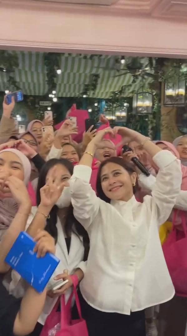 Prilly Latuconsina dan para fans di acara buka bersama Ramadan 2026