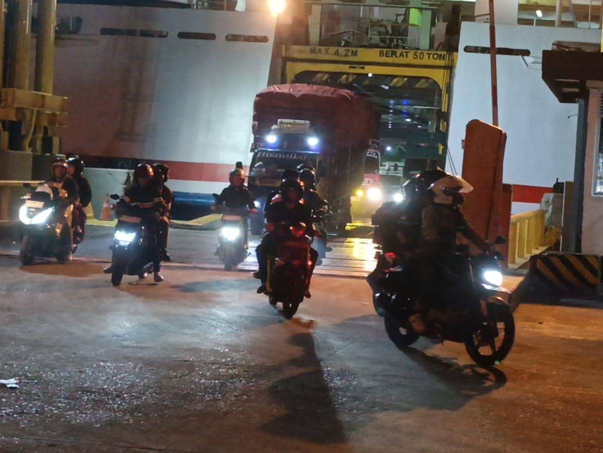 Takut Begal, Pemudik Motor Keluhkan Jalan Lintas Lampung Gelap