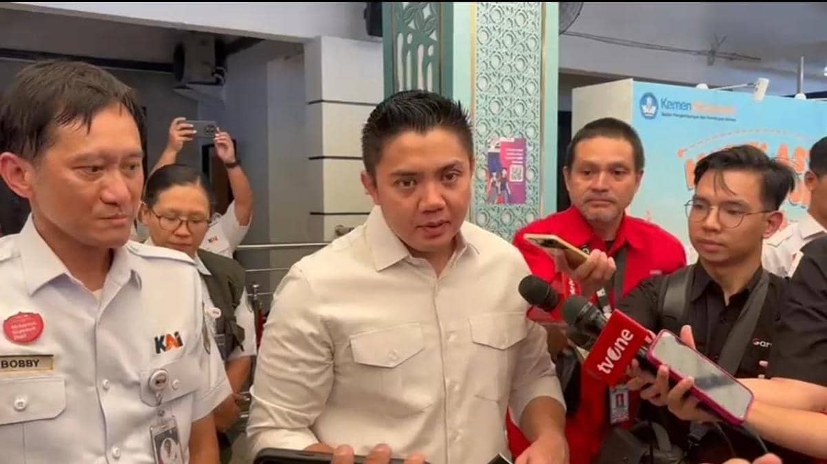 Momen Teddy Tinjau Kereta Kerakyatan Mudik di Stasiun Pasar Senen