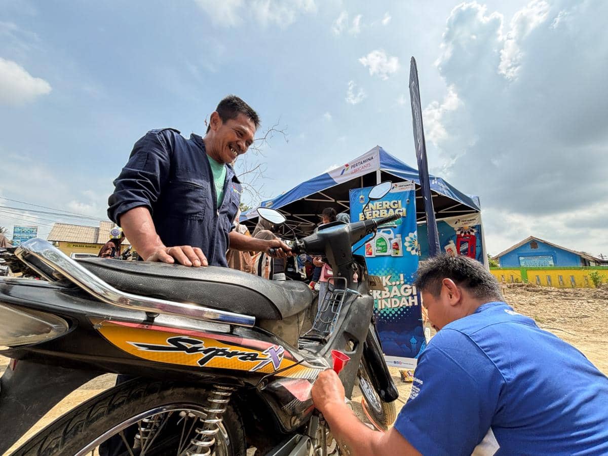 Pertamina Lubricants bersama Pertamina EP Rantau Field menggelar program ganti oli gratis bertajuk "Yuk Berbagi" untuk warga terdampak banjir Aceh Tamiang. (Dok. Pertamina)