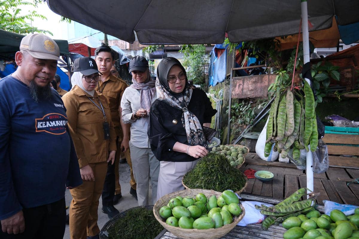 Bupati Gowa, Sitti Husniah Talenrang, memantau harga kebutuhan pokok jelang Hari Raya Idul Fitri di Pasar Minasa Maupa dan Pasar Sentral Sungguminasa, Selasa (17/3/2026). Dok. Humas Pemkab Gowa