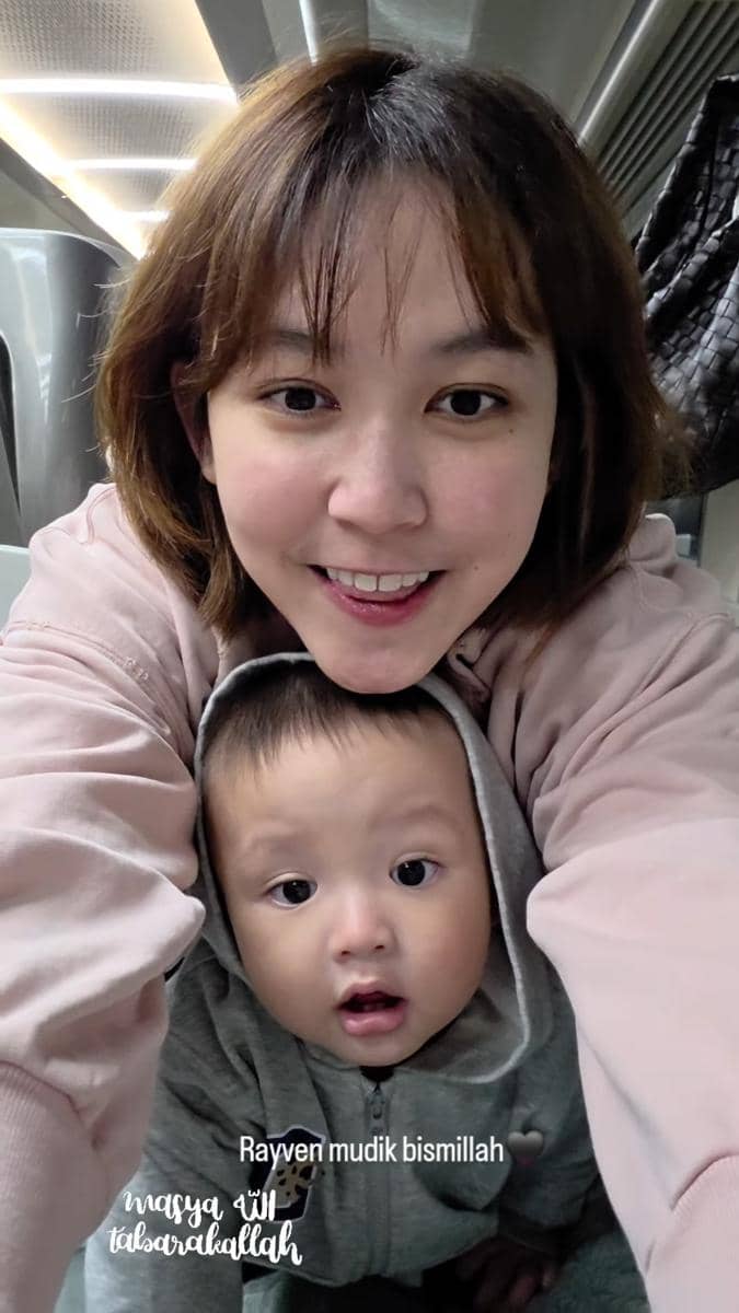 Pebulutangkis Ribka Sugiarto dan anaknya, Rayven, sedang berada di pesawat untuk mudik