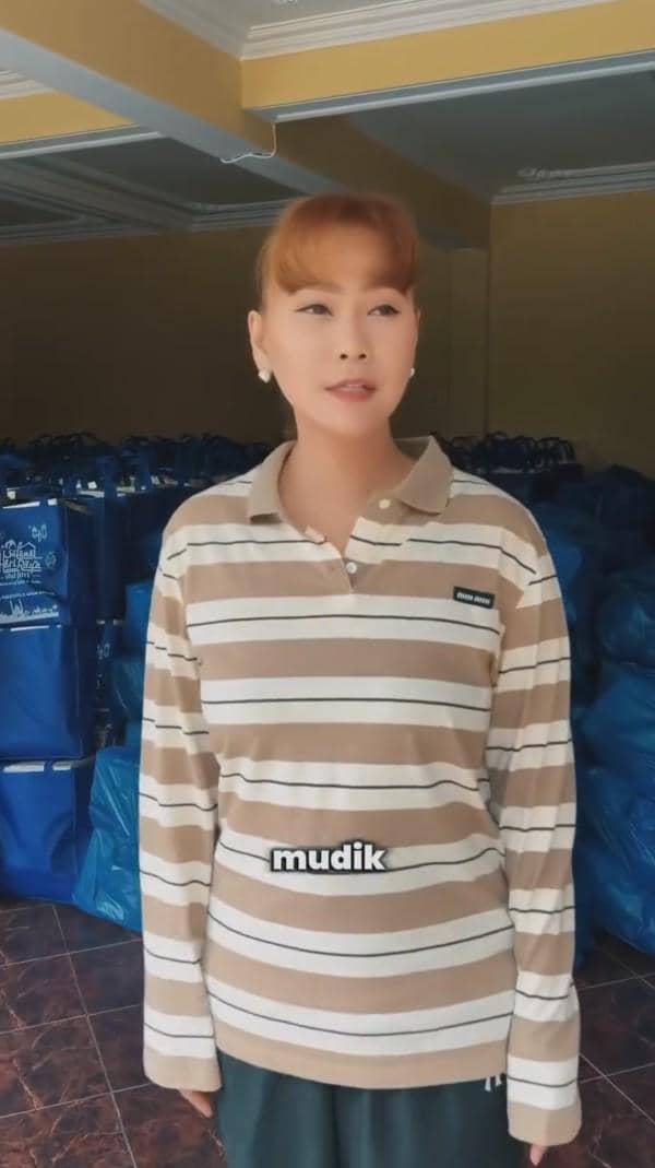 Inul Daratista sedang berada di Pasuruan untuk membagi-bagikan sembako kepada masyaralkat sekitar rumah