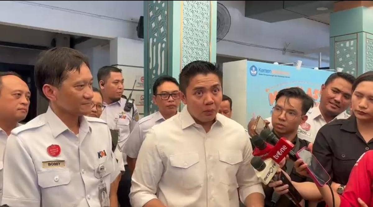 Momen Teddy Tinjau Kereta Kerakyatan Mudik di Stasiun Pasar Senen