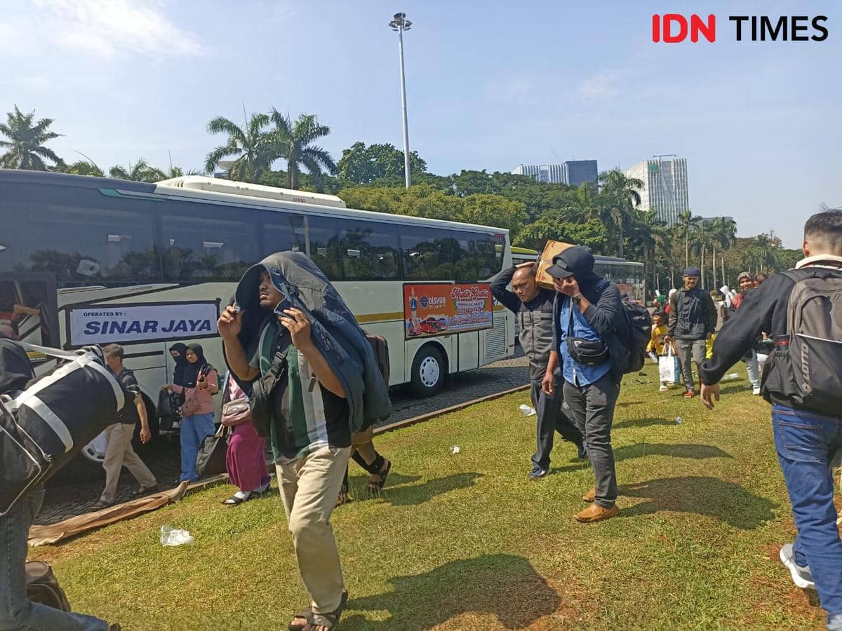 Pemprov DKI Jakarta memberangkatkan 34 ribu  pemudik dari Monas, Selasa (17/2/2026). 