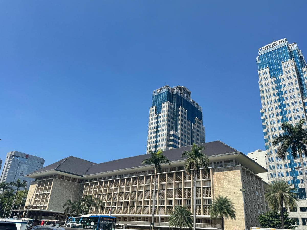 Gedung kantor pusat Bank Indonesia (BI) dengan fasad bertingkat dan area halaman di bagian depan bangunan.