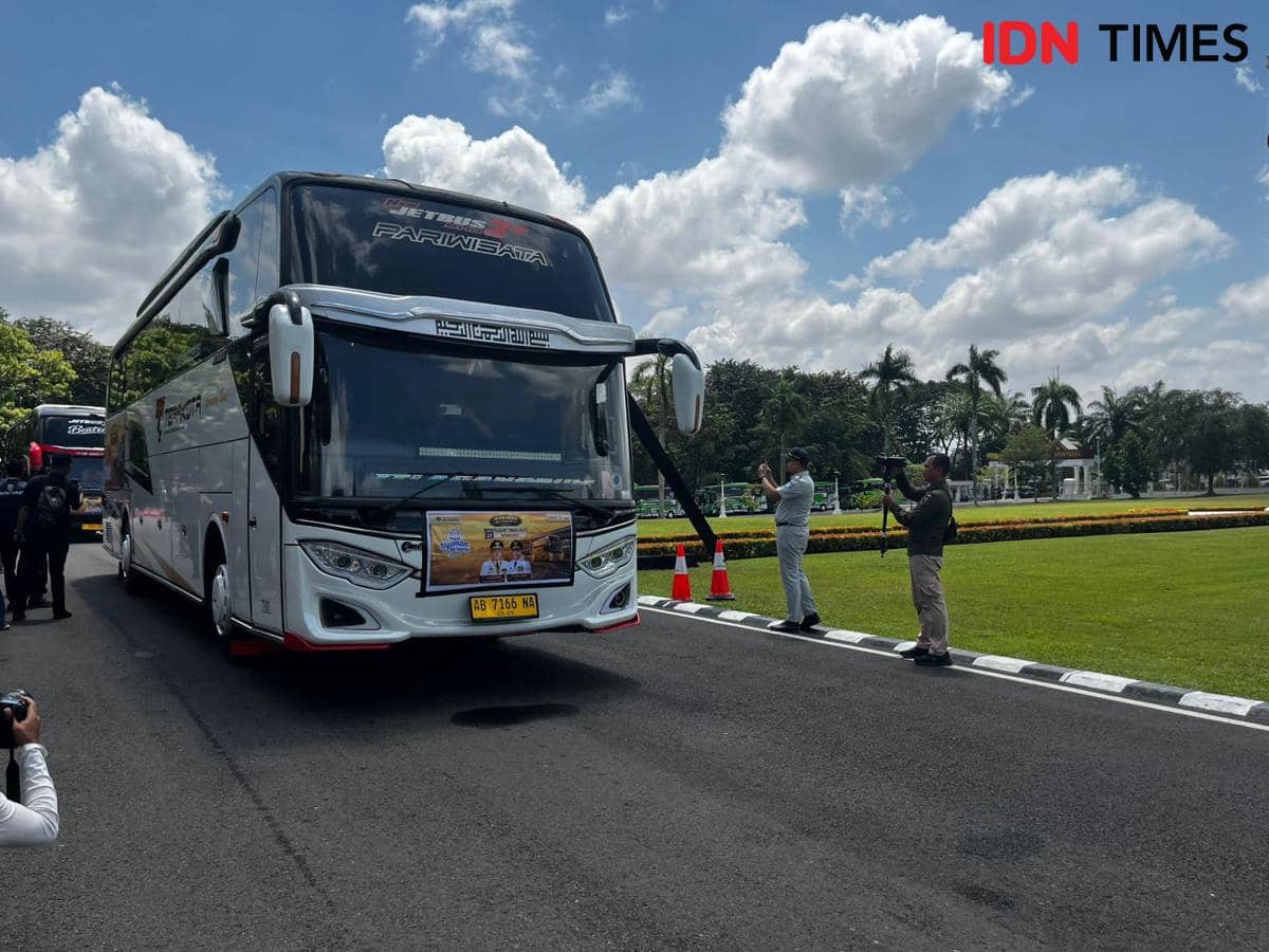 Pelepasan pemudik asal Sumsel kembali ke kampung halaman secara gratis (IDN Times/Rangga Erfizal)
