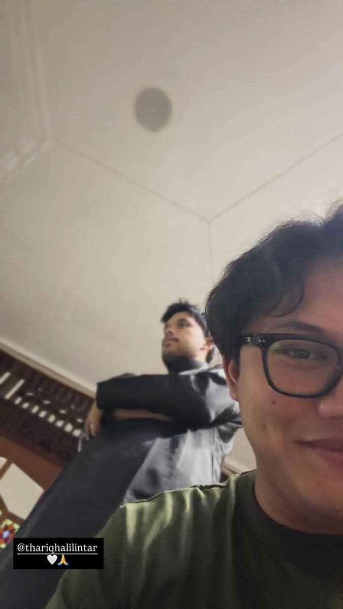 Rizky Febian berbagi selfie dengan Thariq Halilintar yang sedang salat, saat iktikaf Ramadan 2026