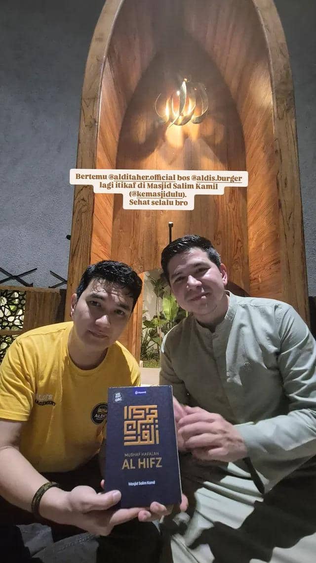 Aldi Taher berfoto bareng Haykal Kamil ketika keduanya sedang jalani iktikaf Ramadan 2026