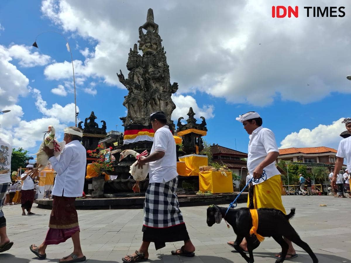 Potret Ratusan Warga Ikuti Mapepada Wewalungan di Klungkung Jelang Nyepi