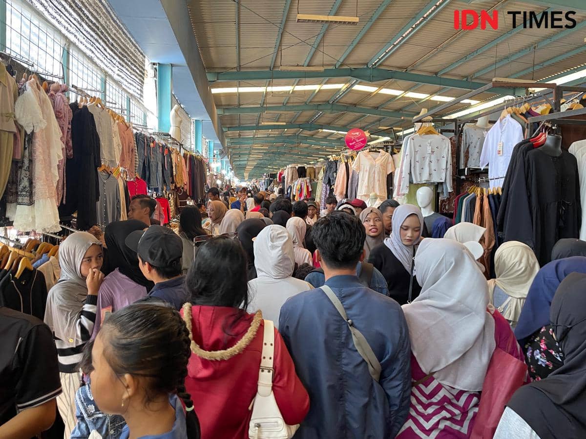 Jelang Lebaran, Pasar Tanah Abang Diserbu Pembeli