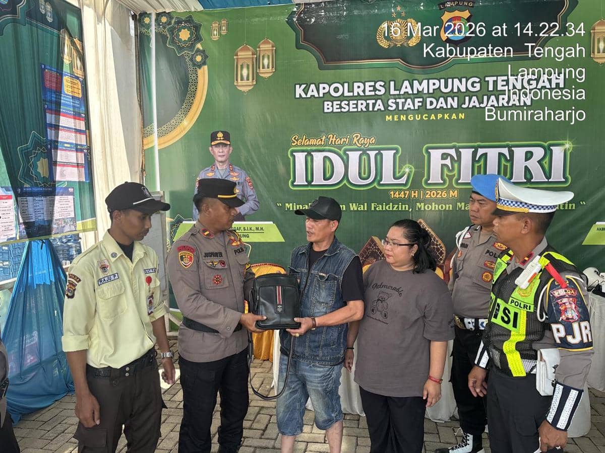 Polisi Lampung Kembalikan Tas Isi Uang Rp23 Juta Milik Pemudik