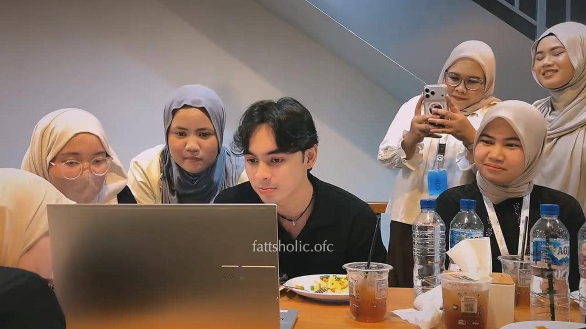 Fattah Syach dan fans nonton bareng sinetron yang Fattah bintangi saat acara buka bersama
