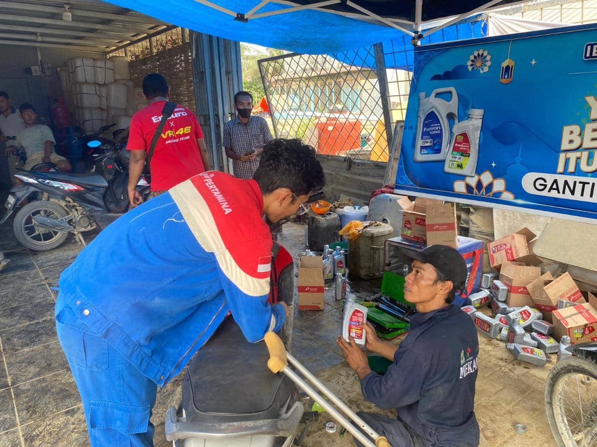 Pertamina Lubricants bersama Pertamina EP Rantau Field menggelar program ganti oli gratis bertajuk "Yuk Berbagi" untuk warga terdampak banjir Aceh Tamiang. (Dok. Pertamina)