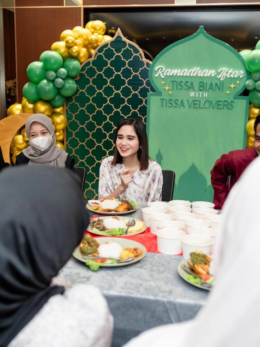 Potret Tissa Biani di acara buka bersama dengan fanbase Tissa Velovers