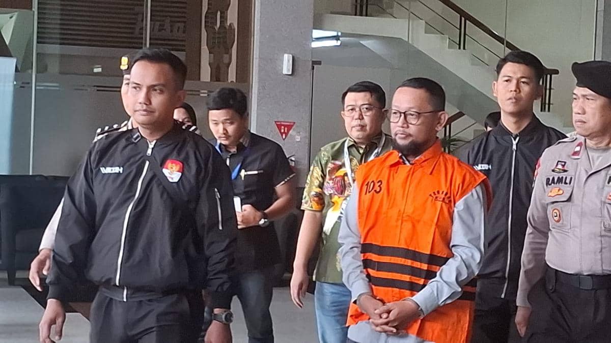 Mantan Stafsus Yaqut, Ishfah Abidal Aziz (Gus Alex) ditahan KPK. (IDN Times/Amir Faisol)