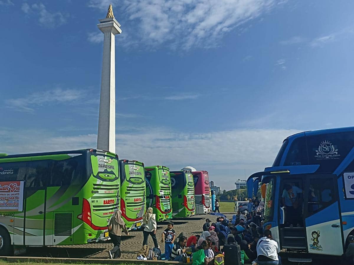 Pemprov DKI Jakarta memberangkatkan 34 ribu  pemudik dari Monas, Selasa (17/2/2026). 