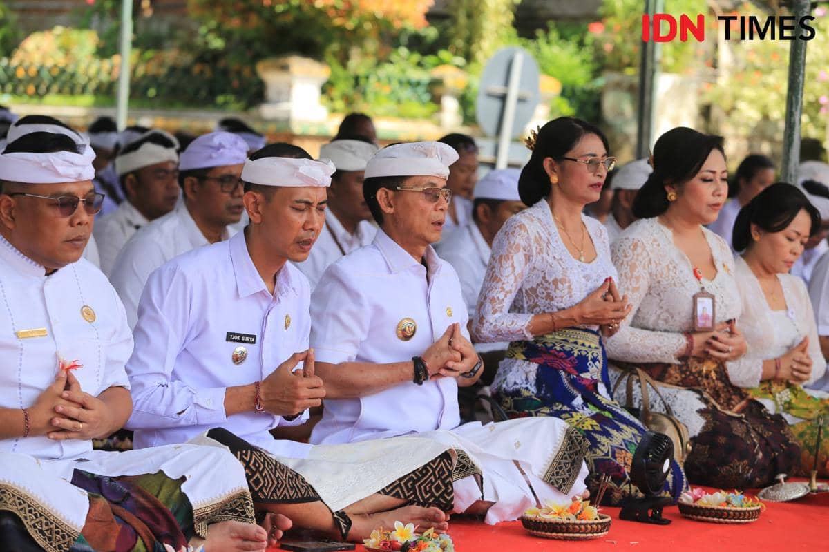 Rangkaian upacara mapepada wewalungan di Klungkung jelang Hari Raya Nyepi. 