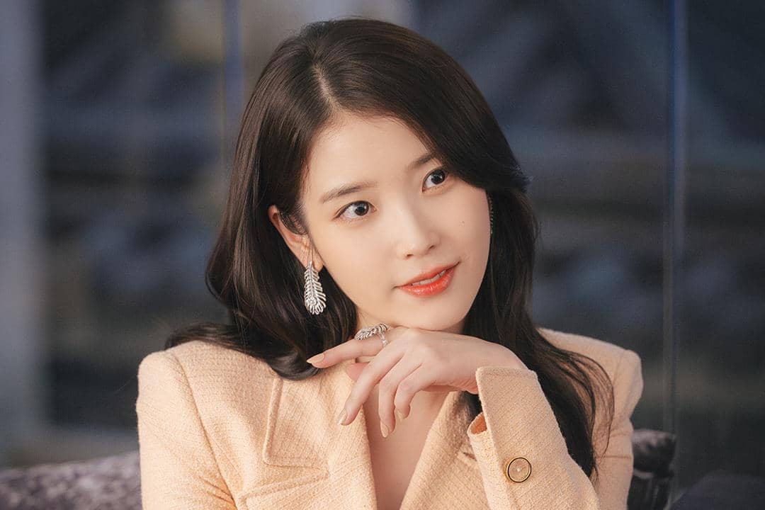 7 Potret Perdana IU di Drakor Perfect Crown, Keturunan Chaebol!