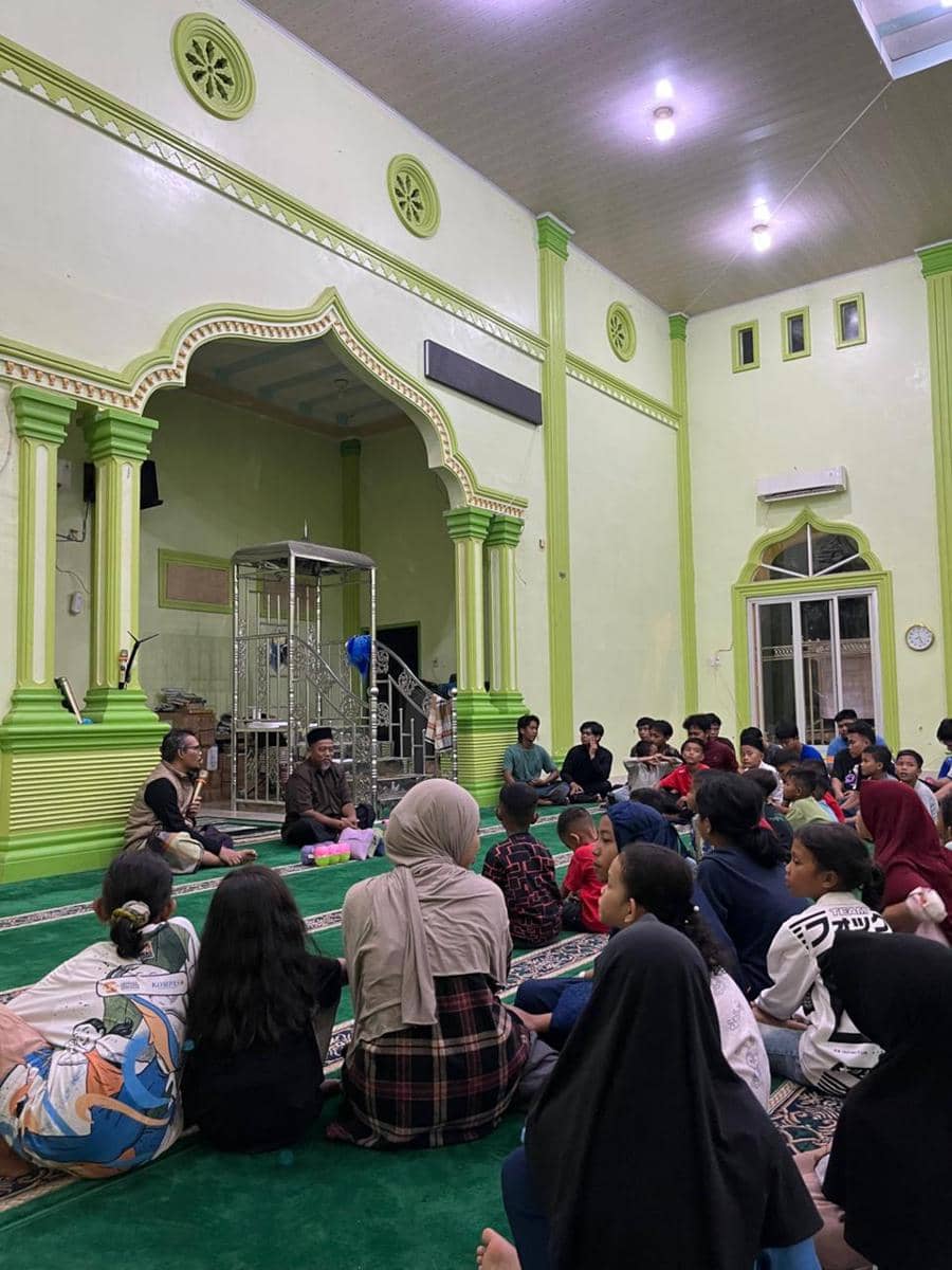 Potret aktivitas bersama warga setempat