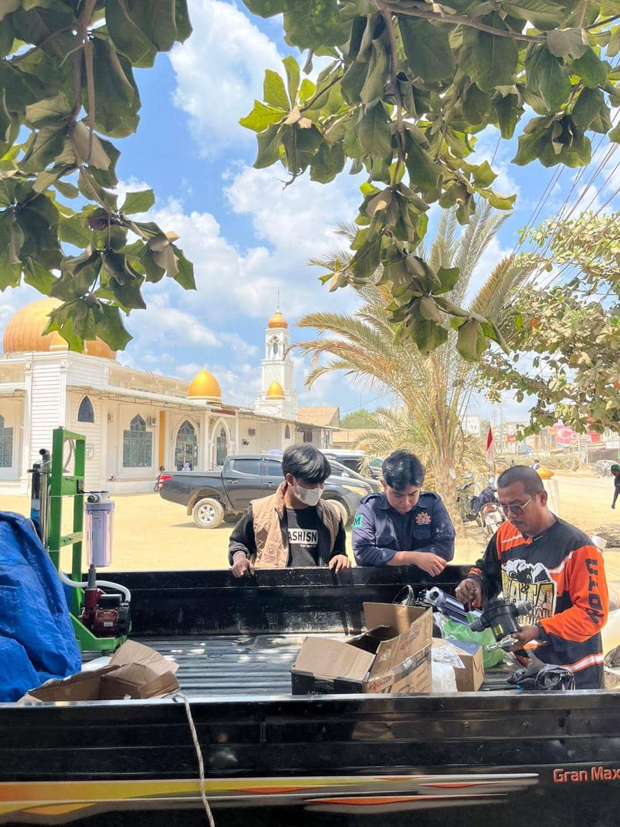 Potret pemasangan alat filter air bersama warga