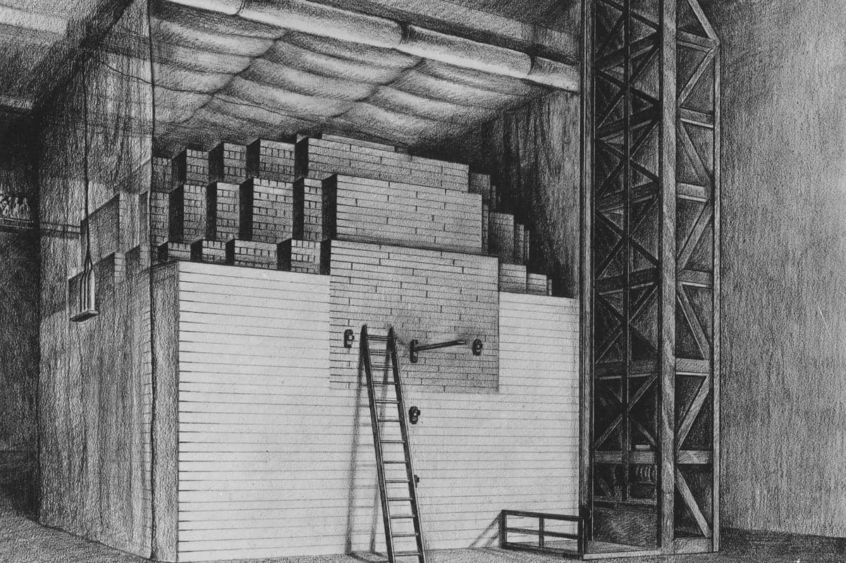 Reaktor nuklir pertama didirikan pada 1942 di bagian tribun barat Stagg Field, University of Chicago.