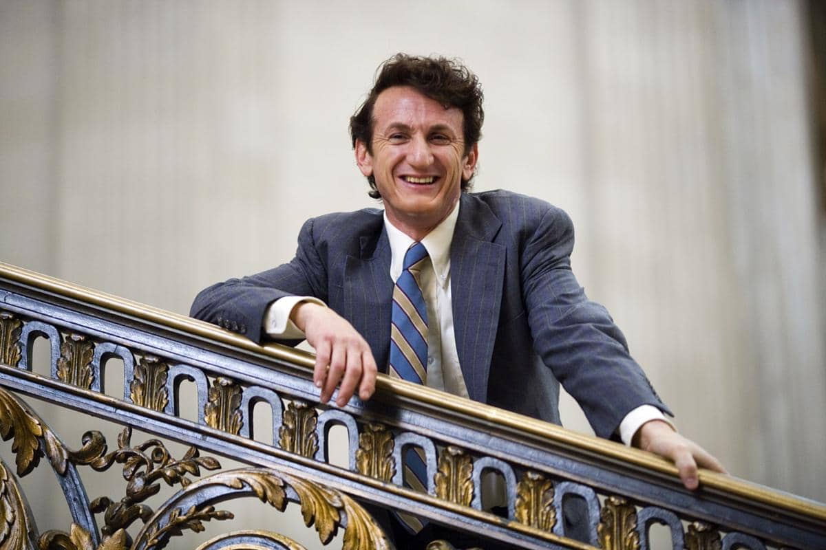 Sean Penn dalam film Milk