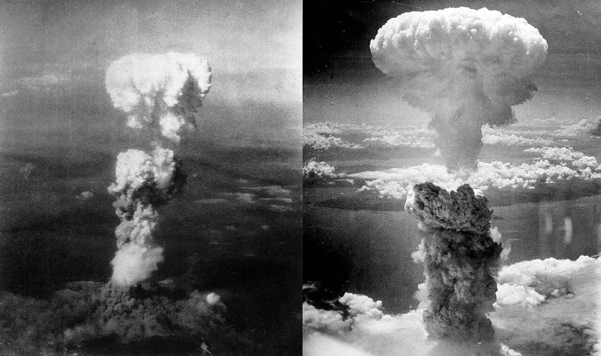 Awan jamur yang membubung di atas Hiroshima (kiri) dan Nagasaki (kanan) setelah pemboman atom pada Agustus 1945. 