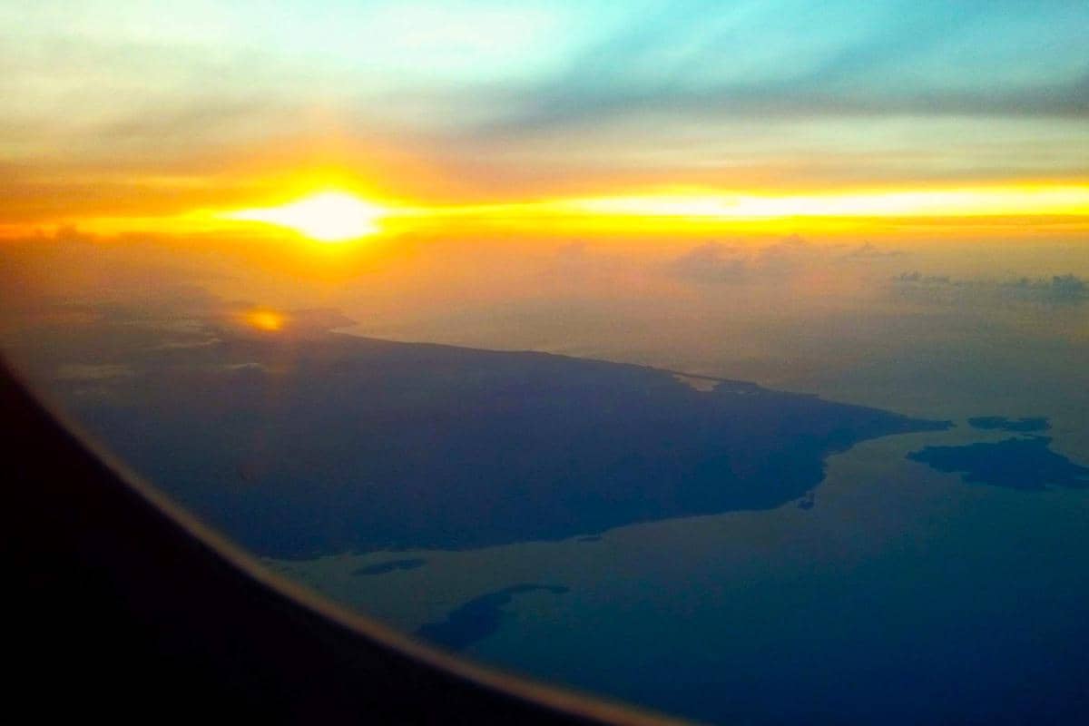 potret pemandangan matahari terbit dari pesawat 
